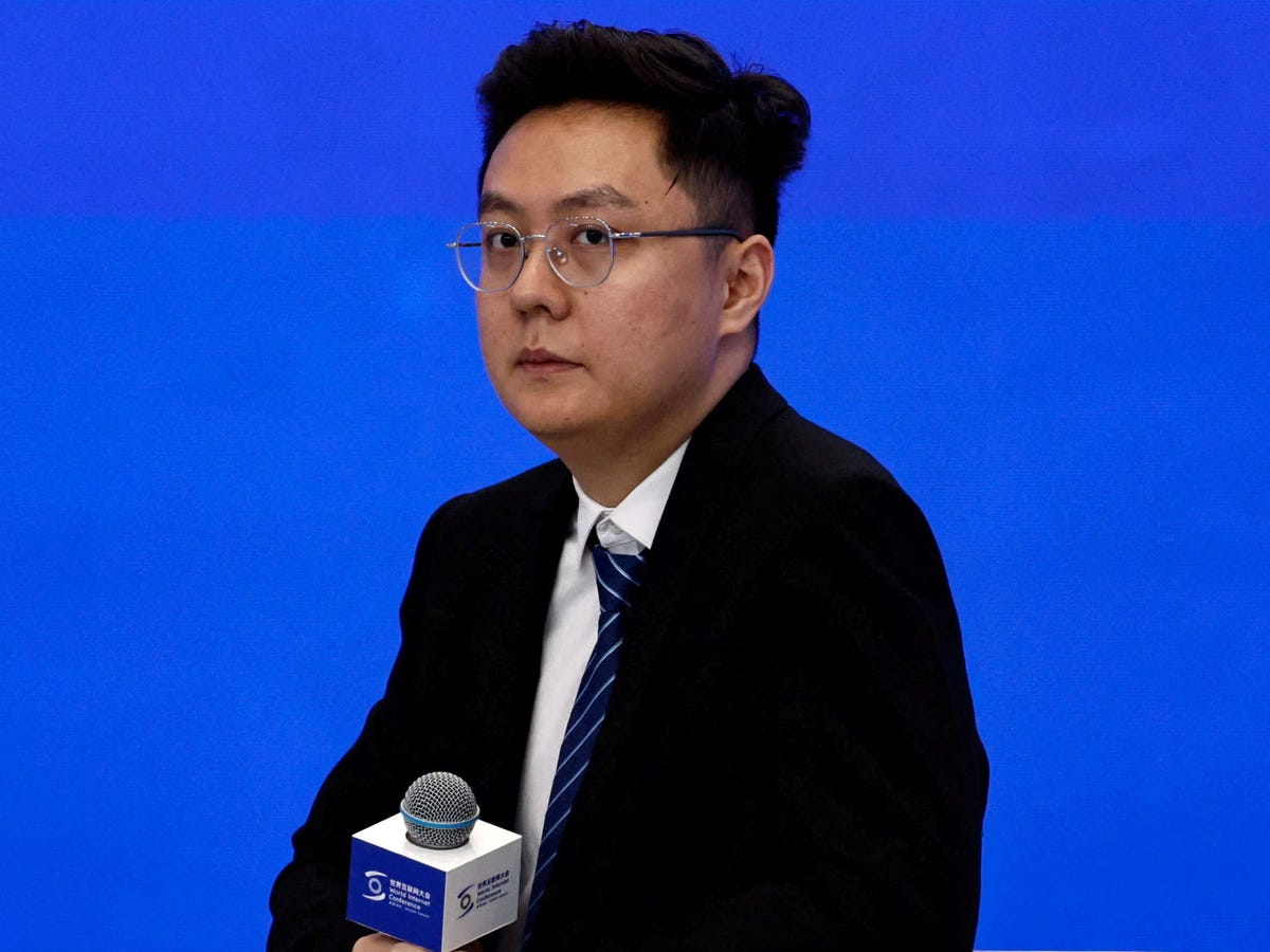 DeepSeek研究员警告：AI或在十年内消除大量就业岗位 - 商业内幕