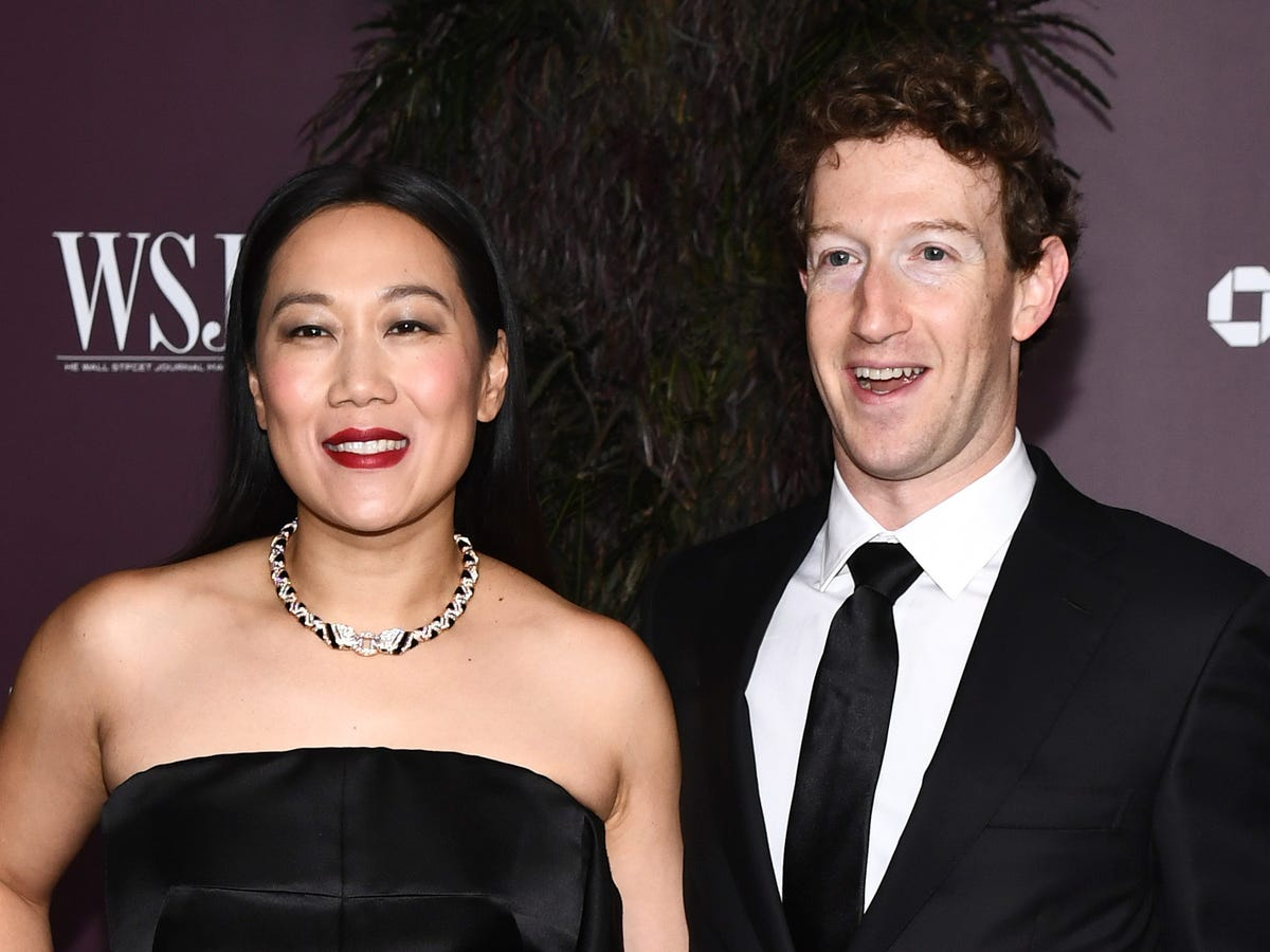扎克伯格夫妇调整慈善方向，聚焦AI与生物学领域 - 商业内幕